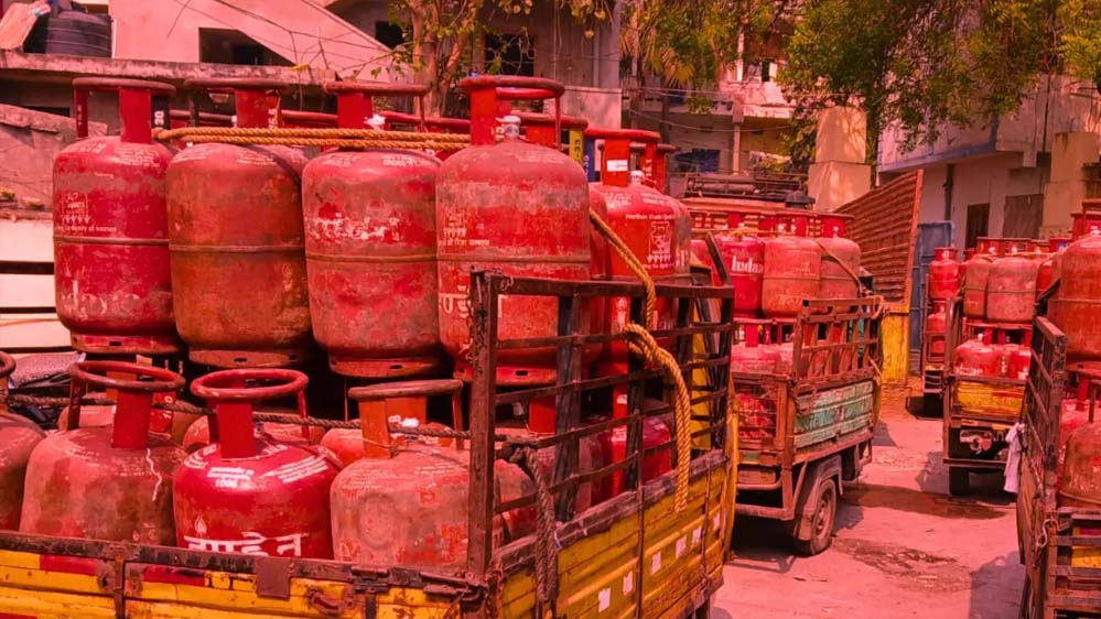 हर घर में दो सिलेंडर! डेढ़ करोड़ घरों में PNG कनेक्शन, जानें देश में कुल LPG सिलेंडर की संख्या