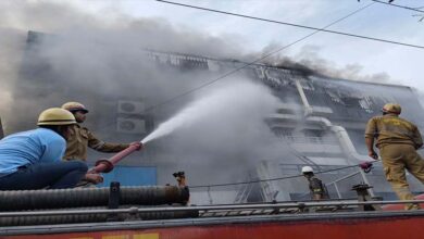 नोएडा की फैक्ट्री में भीषण आग, 30 लोग झुलसे, 250 को लपटों के बीच से किया रेस्क्यू