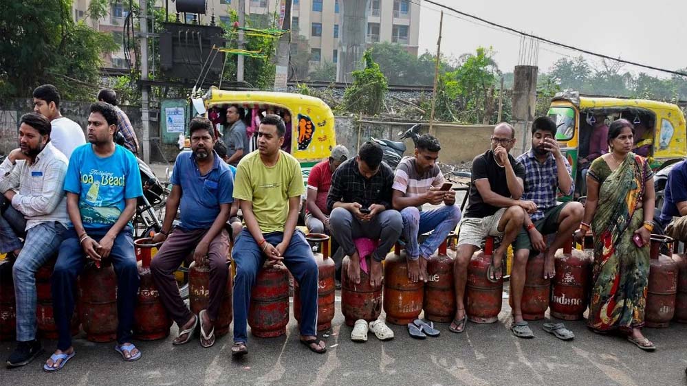 MP में LPG की किल्लत: ऑनलाइन बुकिंग ठप, सर्वर डाउन, एजेंसियों के बाहर लंबी कतारें