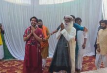 सदगुरु बागेश्वर धाम पहुंचे, बाबा बागेश्वर धीरेंद्र शास्त्री से मुलाकात, 40 देशों के सदस्य भी साथ