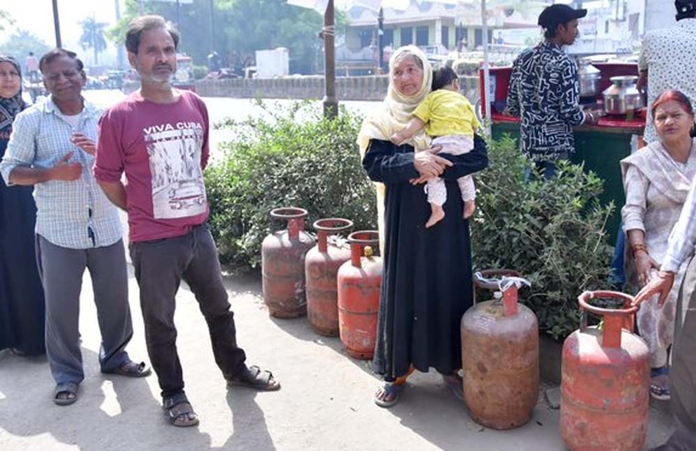 MP में LPG संकट: होटल में गैस खत्म, मेन्यू बदला; भोपाल-इंदौर में इंडक्शन पर पक रहा खाना, घरेलू सिलेंडर के लिए 8 घंटे कतार