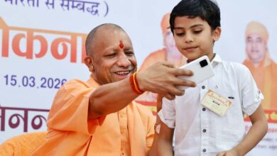 सेल्फी लेने की कोशिश कर रहे बच्चे को मुख्यमंत्री योगी आदित्यनाथ ने मंच पर बुलाया