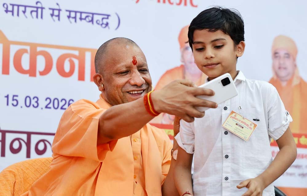 सेल्फी लेने की कोशिश कर रहे बच्चे को मुख्यमंत्री योगी आदित्यनाथ ने मंच पर बुलाया