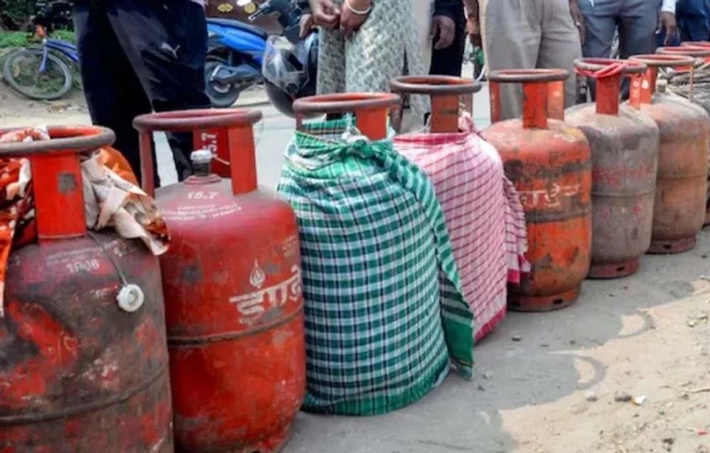 CG में LPG की किल्लत, एजेंसियों में लगी लंबी लाइनें; लोग बोले- “घंटों से तेज धूप में खड़े हैं”, लकड़ी-कोयले की बढ़ी डिमांड