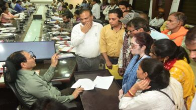 कलेक्टर ने जनदर्शन में सुनी आमजनों की समस्याएं, अधिकारियों को दिए त्वरित कार्यवाही के निर्देश