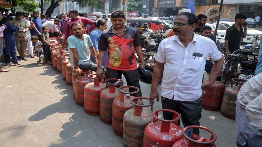 मध्य प्रदेश में LPG संकट जारी, घरेलू सिलेंडर की सप्लाई सुधरी, लेकिन कमर्शियल गैस की कमी बनी रही मध्य प्रदेश में LPG संकट जारी, घरेलू सिलेंडर की सप्लाई सुधरी, लेकिन कमर्शियल गैस की कमी बनी रही