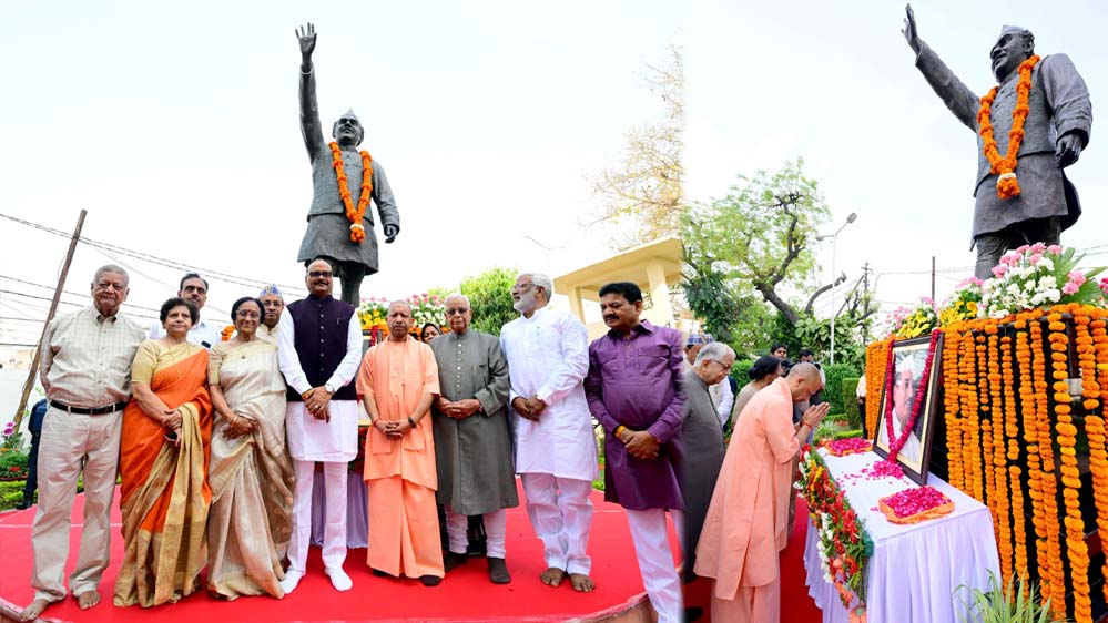 पूर्व सीएम हेमवती नंदन बहुगुणा की पुण्यतिथि पर श्रद्धांजलि सभा में शामिल हुए मुख्यमंत्री