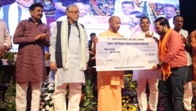 कैलाश मानसरोवर की यात्रा से लौटे 555 श्रद्धालुओं को सीएम योगी ने प्रदान की ₹1-1 लाख की सहायता राशि