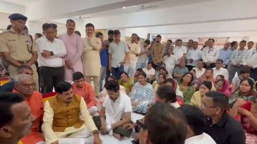इंदौर अग्निकांड में पीड़ित परिवार से मिले सीएम डॉ. मोहन यादव, बोले- हम आपके साथ हैं, छलका दर्द