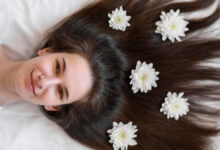 हफ्ते में सिर्फ दो बार तेल लगाने से जड़ से मजबूत होंगे आपके बाल