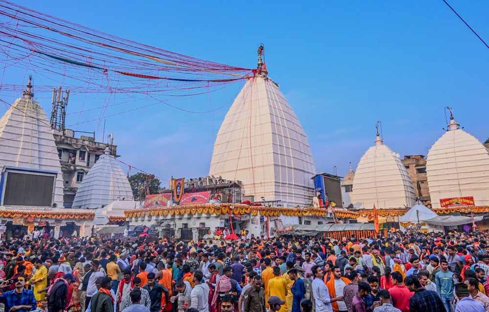 देवघर में होली महोत्सव की धूम, बाबा बैद्यनाथ पर चढ़ा गुलाल