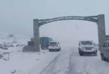 भारी बर्फबारी से जम्मू-कश्मीर की मुख्य सड़क बंद, यातायात प्रभावित