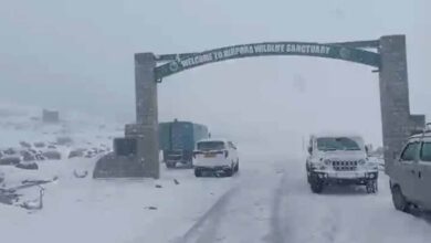 भारी बर्फबारी से जम्मू-कश्मीर की मुख्य सड़क बंद, यातायात प्रभावित