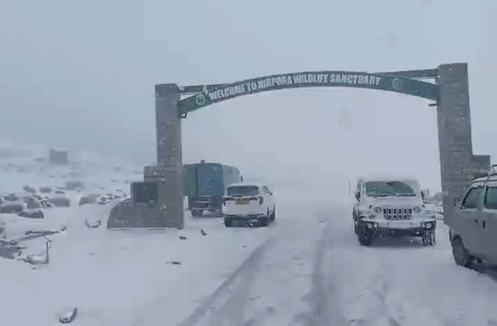 भारी बर्फबारी से जम्मू-कश्मीर की मुख्य सड़क बंद, यातायात प्रभावित
