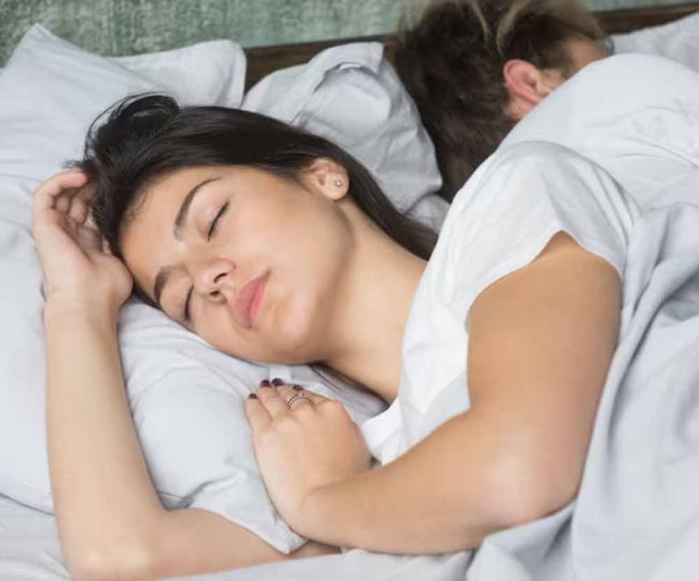 गर्मी में नहीं आती नींद? एक्सपर्ट के ये आसान टिप्स दिलाएंगे सुकून और हटाएँगे थकान