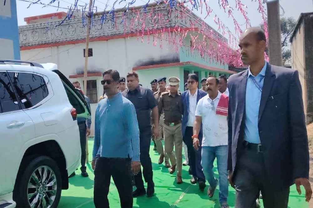 नेमरा गांव पहुंचे CM हेमंत, बाहा पूजा का लिया जायजा और विकास कार्यों की जानकारी ली