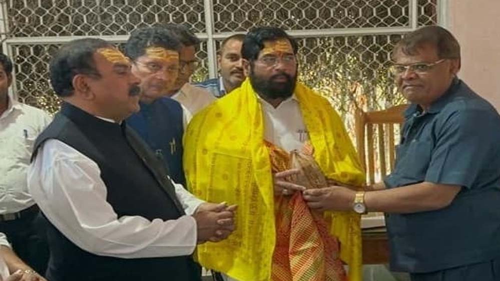 सीएम दिखाते थे हाथ, महिला आयोग अध्यक्ष धोती थीं पैर: गिरफ्तार ज्योतिषाचार्य का था बड़ा रसूख सीएम दिखाते थे हाथ, महिला आयोग अध्यक्ष धोती थीं पैर: गिरफ्तार ज्योतिषाचार्य का था बड़ा रसूख