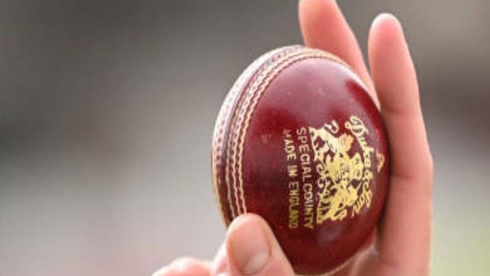 मिडिल ईस्ट टेंशन से ड्यूक्स गेंदों की सप्लाई घटी, इंग्लैंड में घरेलू क्रिकेट पर बढ़ा संकट! ECB ने दी सफाई