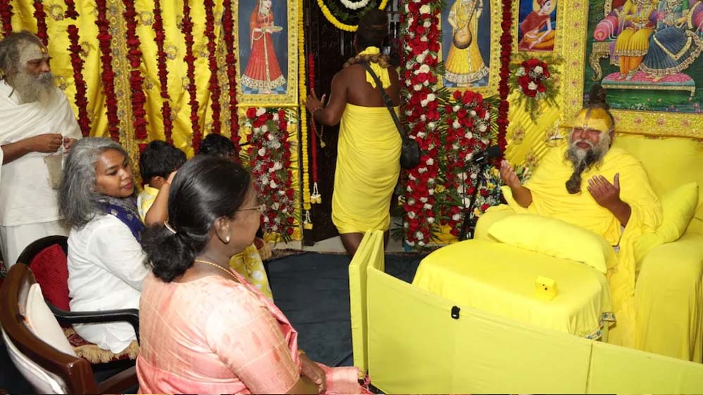 राष्ट्रपति द्रौपदी मुर्मू ने वृंदावन आश्रम में प्रेमानंद महाराज से की मुलाकात, राधे-राधे से हुआ स्वागत