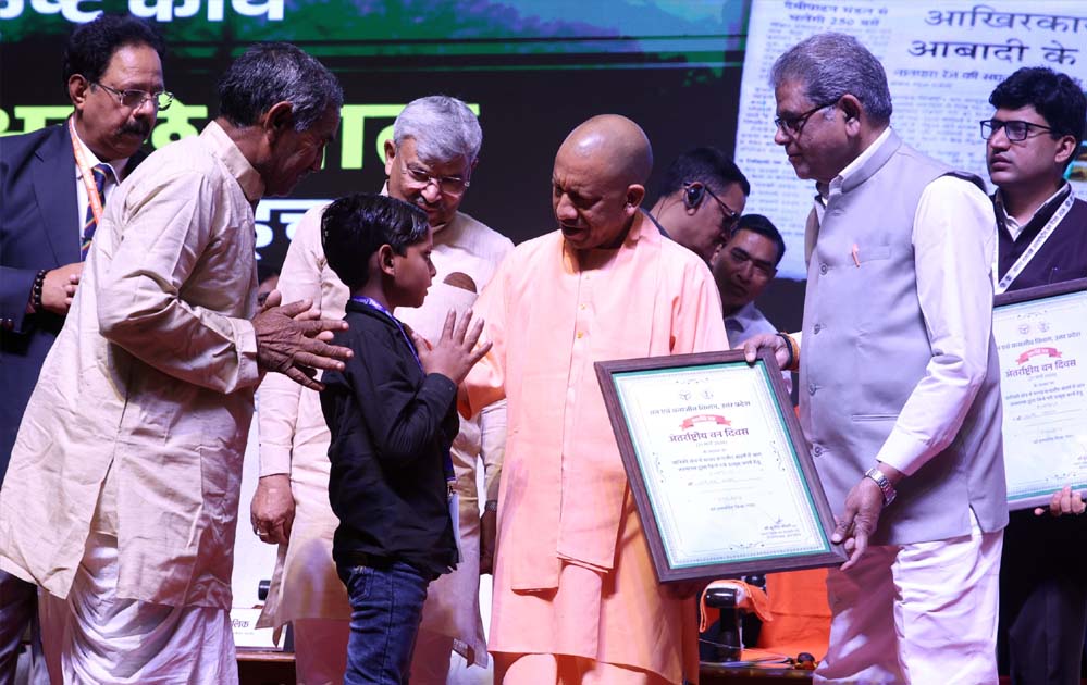 मुख्यमंत्री ने वीर बच्चों को किया सम्मानित मुख्यमंत्री ने वीर बच्चों को किया सम्मानित