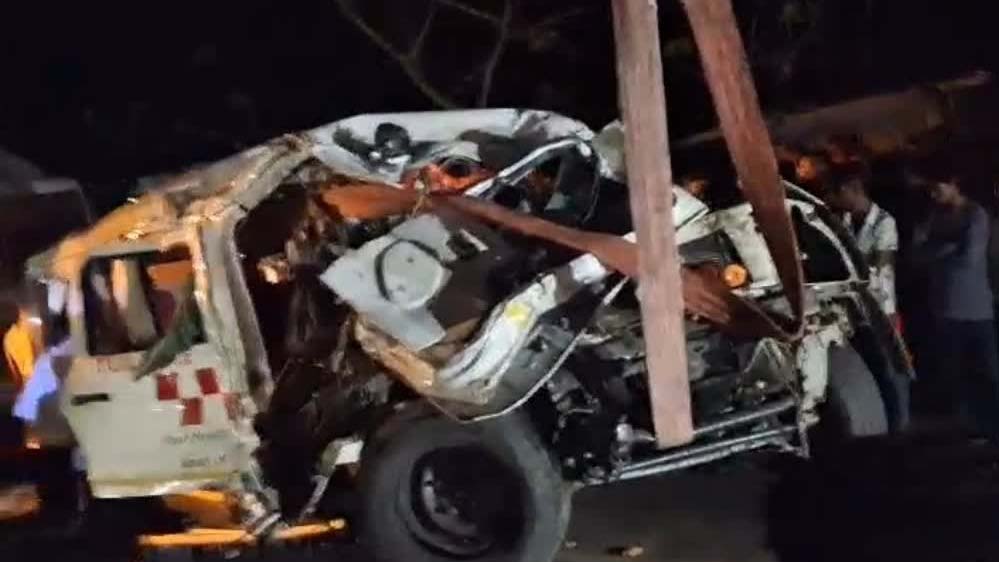 असम में एम्बुलेंस और ट्रक के बीच टक्कर, 6 लोगों की मौत, दो घायल