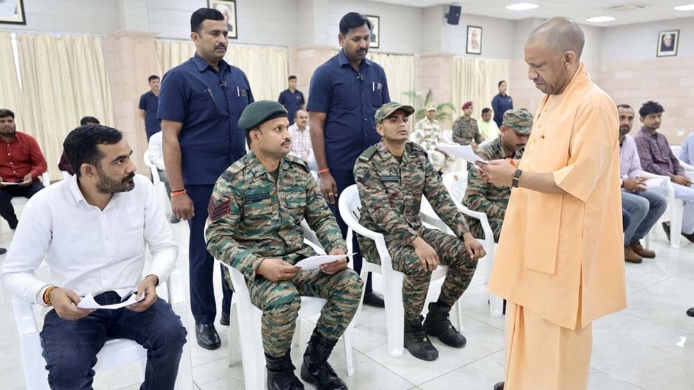 सैनिकों से सीएम योगी ने कहा- ‘बेफिक्र होकर देशसेवा कीजिए, आपके परिवार की सुरक्षा हमारी जिम्मेदारी सैनिकों से सीएम योगी ने कहा- ‘बेफिक्र होकर देशसेवा कीजिए, आपके परिवार की सुरक्षा हमारी जिम्मेदारी