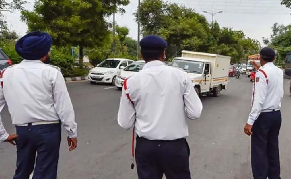 क्या पुरुष ट्रैफिक पुलिसकर्मी गाड़ी चला रही महिलाओं को नहीं रोक सकते?