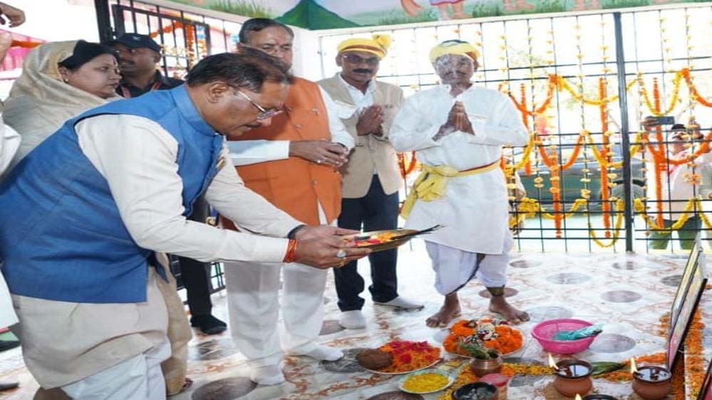 मुख्यमंत्री विष्णुदेव साय ने बड़ादेव की पूजा कर प्रदेशवासियों की सुख-समृद्धि की कामना की