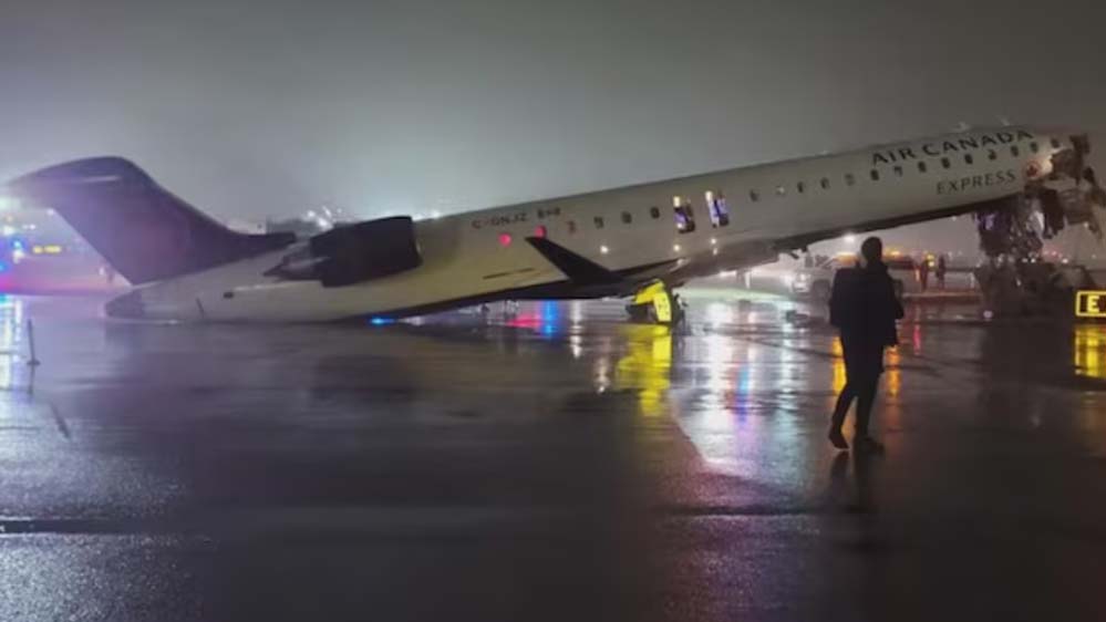 न्यूयॉर्क एयरपोर्ट पर बड़ा हादसा: एयर कनाडा का विमान फायर ट्रक से टकराया, 4 घायल न्यूयॉर्क एयरपोर्ट पर बड़ा हादसा: एयर कनाडा का विमान फायर ट्रक से टकराया, 4 घायल