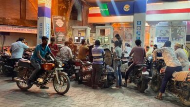 तेल संकट की अफवाहों से हड़कंप, अहमदाबाद से राजकोट तक पेट्रोल पंपों पर लगी भीड़ तेल संकट की अफवाहों से हड़कंप, अहमदाबाद से राजकोट तक पेट्रोल पंपों पर लगी भीड़