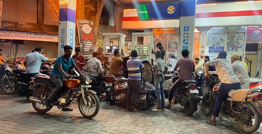 तेल संकट की अफवाहों से हड़कंप, अहमदाबाद से राजकोट तक पेट्रोल पंपों पर लगी भीड़ तेल संकट की अफवाहों से हड़कंप, अहमदाबाद से राजकोट तक पेट्रोल पंपों पर लगी भीड़