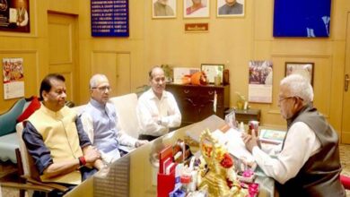 राज्यपाल पटेल से राज्य वित्त आयोग के अध्यक्ष पवैया ने सौजन्य भेंट की