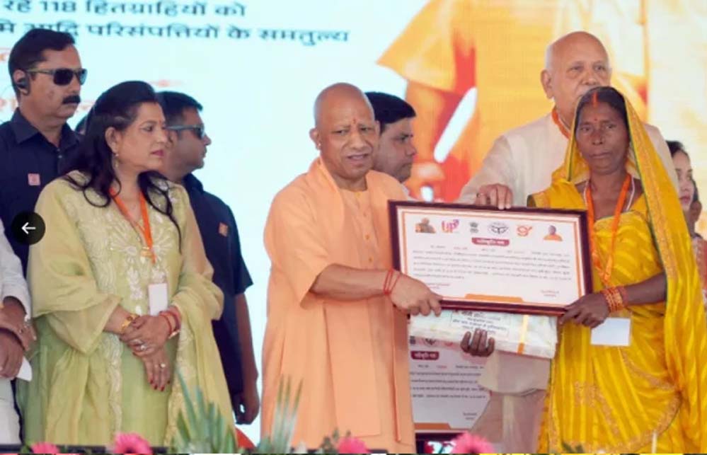 बहराइच में पुनर्वास धनराशि एवं भूमि पट्टों का वितरण किया मुख्यमंत्री योगी आदित्यनाथ ने बहराइच में पुनर्वास धनराशि एवं भूमि पट्टों का वितरण किया मुख्यमंत्री योगी आदित्यनाथ ने