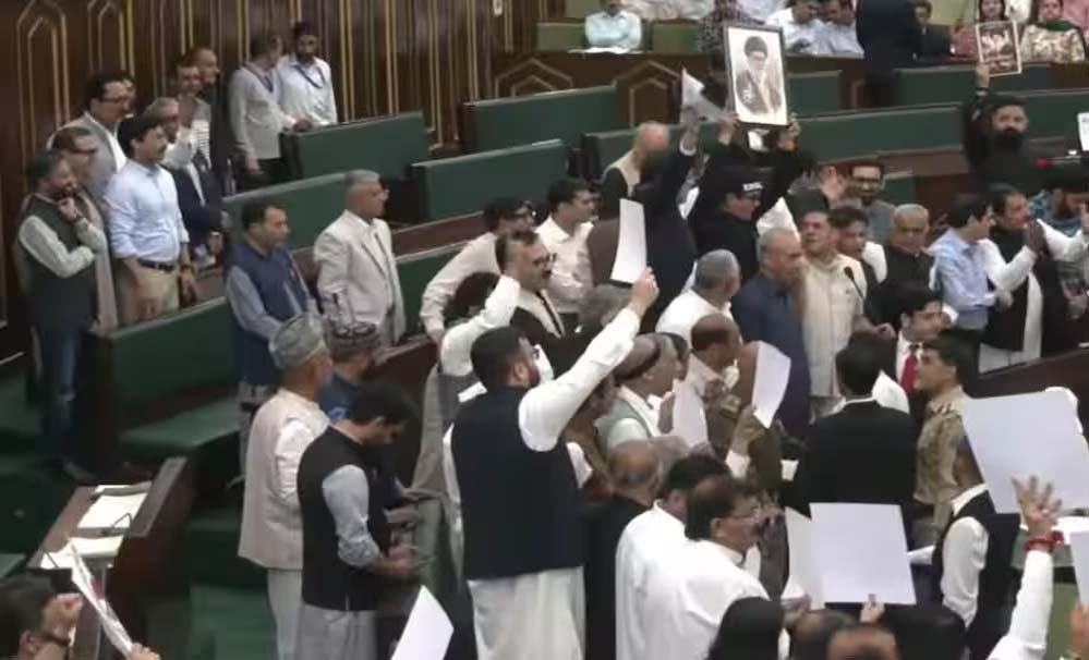 JK विधानसभा में बड़ा हंगामा, ‘इजरायल मुर्दाबाद’ के नारे, BJP और कांग्रेस विधायकों में हिंसक झड़प JK विधानसभा में बड़ा हंगामा, ‘इजरायल मुर्दाबाद’ के नारे, BJP और कांग्रेस विधायकों में हिंसक झड़प