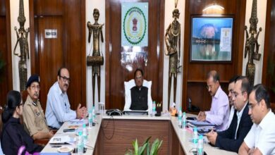 मुख्यमंत्री विष्णु देव साय कमिश्नर, आईजी और जिला कलेक्टरों के साथ वीडियो कॉन्फ्रेंसिंग के माध्यम से कर रहे हैं बड़ी बैठक