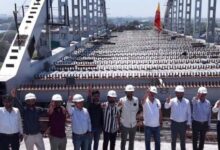 इंदौर के चौराहे पर 23 मीटर ऊंचाई पर लटका 400 टन का लोहा, इंजीनियरिंग का अजूबा