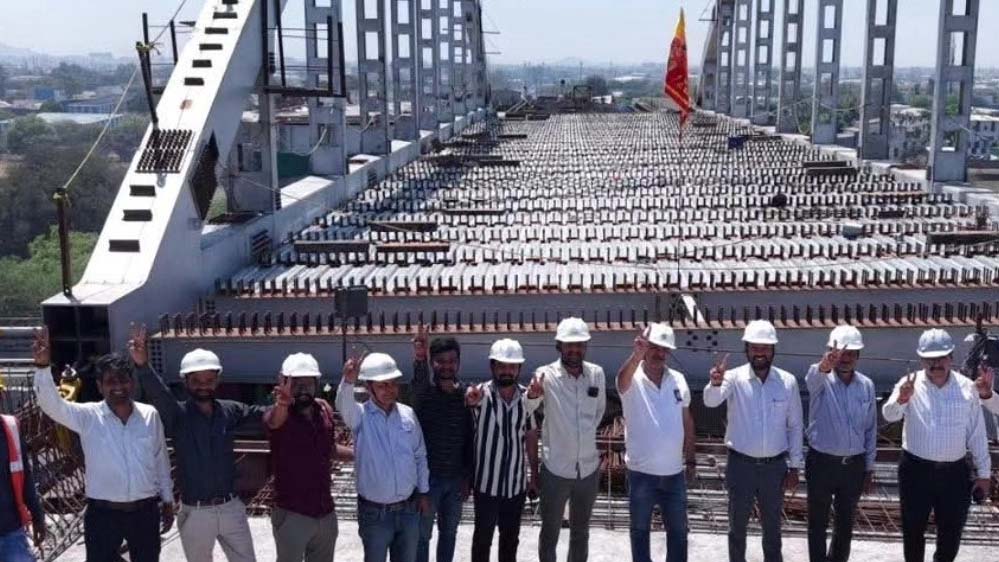 इंदौर के चौराहे पर 23 मीटर ऊंचाई पर लटका 400 टन का लोहा, इंजीनियरिंग का अजूबा