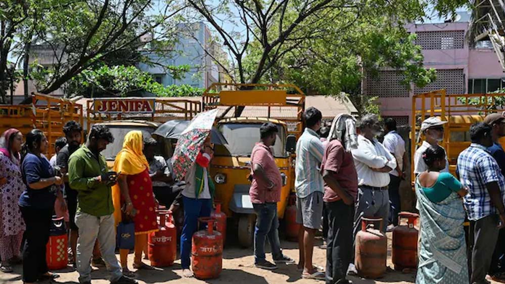 MP में पेट्रोल-डीजल पर्याप्त, लेकिन रसोई गैस पर ‘पैनिक’: भोपाल में दो दिन में 28,000 सिलेंडर की बुकिंग, सप्लाई 70% ही हुई MP में पेट्रोल-डीजल पर्याप्त, लेकिन रसोई गैस पर ‘पैनिक’: भोपाल में दो दिन में 28,000 सिलेंडर की बुकिंग, सप्लाई 70% ही हुई