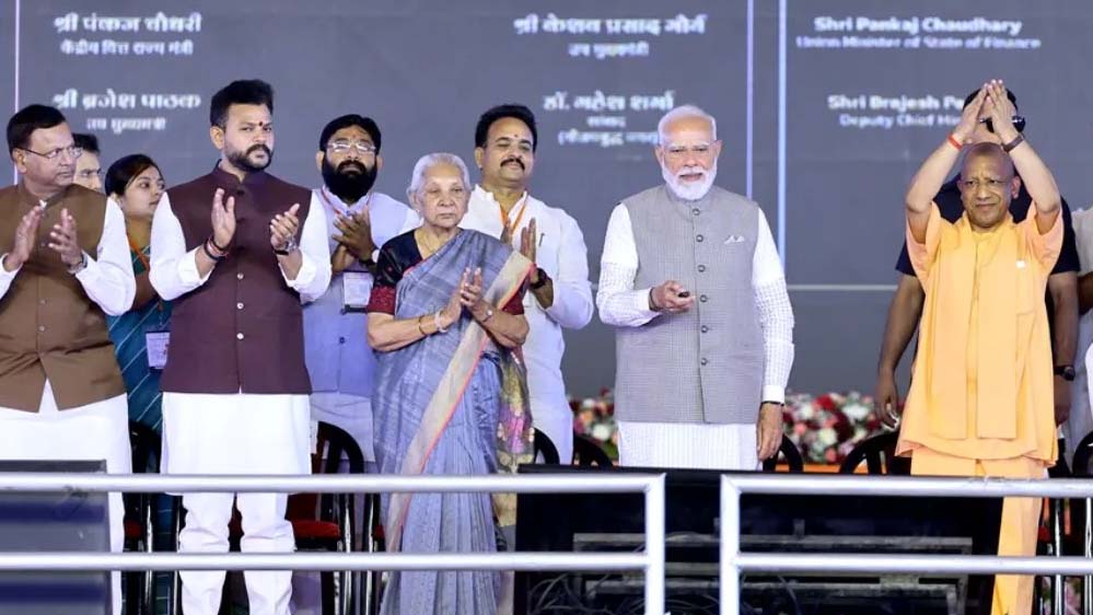 ऐतिहासिक क्षण: जेवर से पहली उड़ान, राज्यपाल आनंदीबेन पटेल व सीएम योगी ने किया लखनऊ का सफर