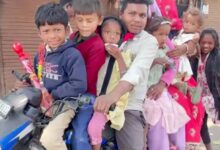 9 सवारियां, 1 बाइक: जान जोखिम में डालकर मौत का सफर, वीडियो देख चकराया पुलिस का माथा