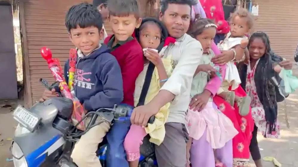 9 सवारियां, 1 बाइक: जान जोखिम में डालकर मौत का सफर, वीडियो देख चकराया पुलिस का माथा 9 सवारियां, 1 बाइक: जान जोखिम में डालकर मौत का सफर, वीडियो देख चकराया पुलिस का माथा