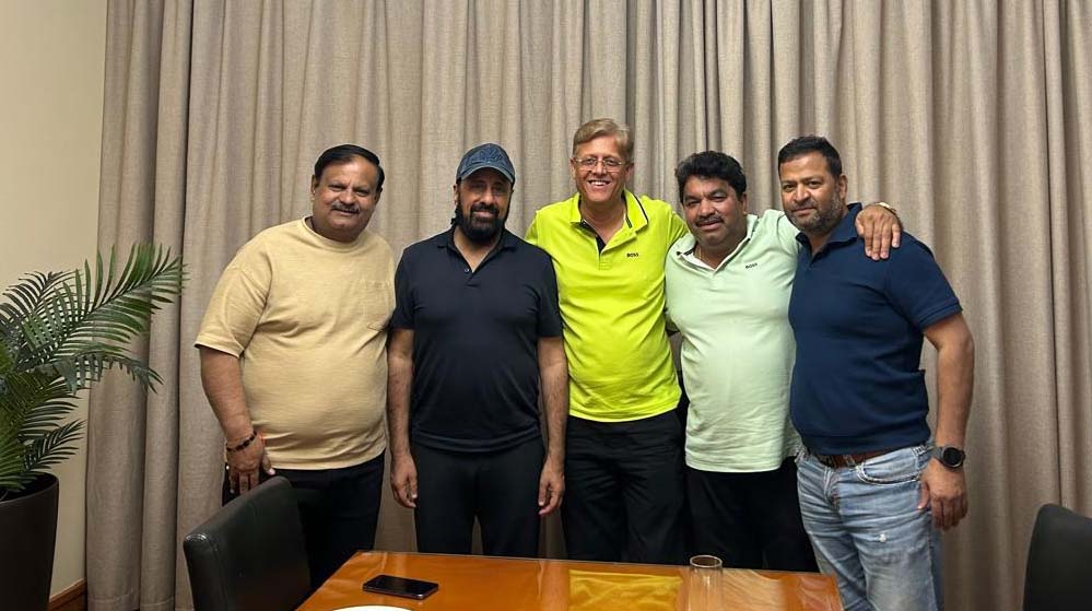 आज भी दुबई में फंसे रहेंगे एमपी के लोग: शारजाह से इंदौर की फ्लाइट कैंसिल, विजयवर्गीय ने 100 से अधिक फंसे लोगों से किया संपर्क आज भी दुबई में फंसे रहेंगे एमपी के लोग: शारजाह से इंदौर की फ्लाइट कैंसिल, विजयवर्गीय ने 100 से अधिक फंसे लोगों से किया संपर्क