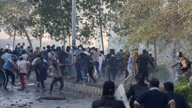 पाकिस्तानी प्रदर्शनकारियों ने अमेरिकी दूतावास पर किया हमला, मौतों की संख्या 23 तक पहुंची पाकिस्तानी प्रदर्शनकारियों ने अमेरिकी दूतावास पर किया हमला, मौतों की संख्या 23 तक पहुंची