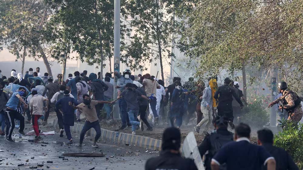 पाकिस्तानी प्रदर्शनकारियों ने अमेरिकी दूतावास पर किया हमला, मौतों की संख्या 23 तक पहुंची पाकिस्तानी प्रदर्शनकारियों ने अमेरिकी दूतावास पर किया हमला, मौतों की संख्या 23 तक पहुंची