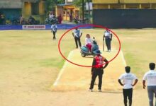 क्रिकेट की भीड़ में फंसी पति की कार, गुस्से में स्कूटी लेकर पिच तक पहुंची महिला