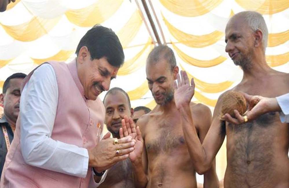 मुख्यमंत्री डॉ. यादव ने महावीर जयंती पर श्रमण मुनि 108 संभव सागर जी महाराज का आशीर्वाद प्राप्त किया मुख्यमंत्री डॉ. यादव ने महावीर जयंती पर श्रमण मुनि 108 संभव सागर जी महाराज का आशीर्वाद प्राप्त किया
