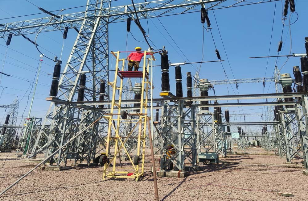 सब-स्टेशन मेंटेनेंस के लिए 36 फीट ऊँचाई का मैन लिफ्टर इन-हाउस डिज़ाइन एवं निर्माण सब-स्टेशन मेंटेनेंस के लिए 36 फीट ऊँचाई का मैन लिफ्टर इन-हाउस डिज़ाइन एवं निर्माण