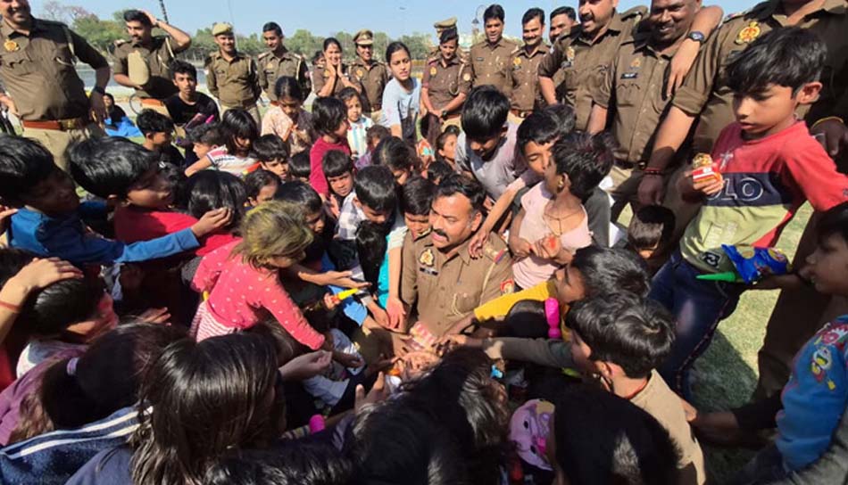 लखनऊ: पुलिस अधिकारियों ने गरीब बच्चों के साथ खेली होली, मासूमों को दिए उपहार लखनऊ: पुलिस अधिकारियों ने गरीब बच्चों के साथ खेली होली, मासूमों को दिए उपहार