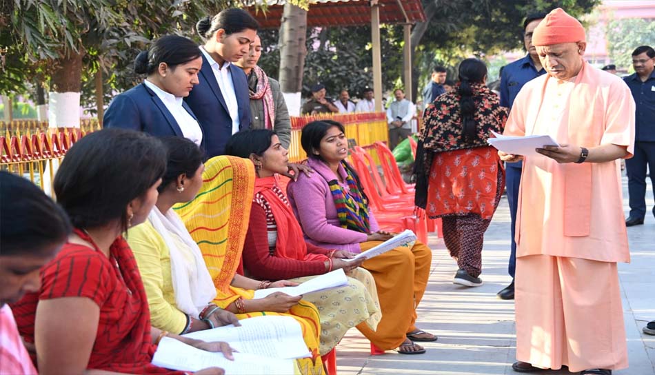 बेफिक्र होकर उपचार कराएं, सरकार देगी भरपूर आर्थिक सहायता: सीएम योगी बेफिक्र होकर उपचार कराएं, सरकार देगी भरपूर आर्थिक सहायता: सीएम योगी