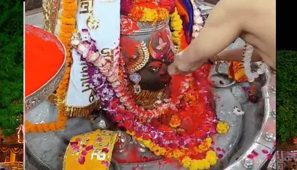 महाकाल की नगरी में अबीर-गुलाल की धूम, पंडे-पुजारियों ने भक्तों के साथ मनाया उत्सव महाकाल की नगरी में अबीर-गुलाल की धूम, पंडे-पुजारियों ने भक्तों के साथ मनाया उत्सव